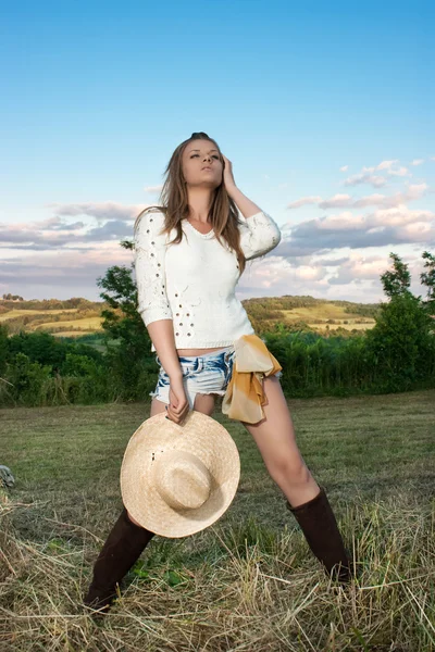 Mulher bonita em um campo — Fotografia de Stock