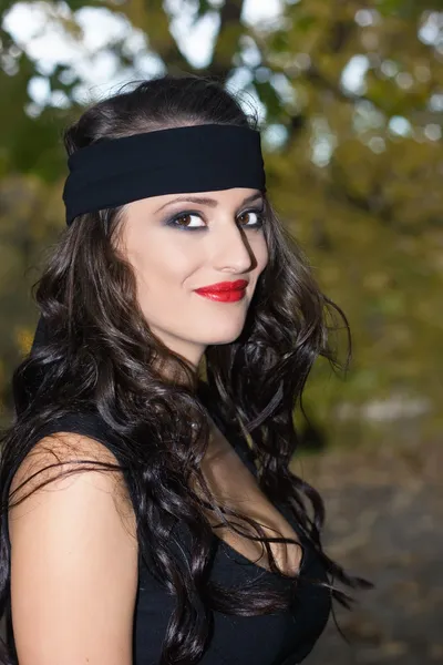 Krásná brunetka s černou čelenku — Stock fotografie