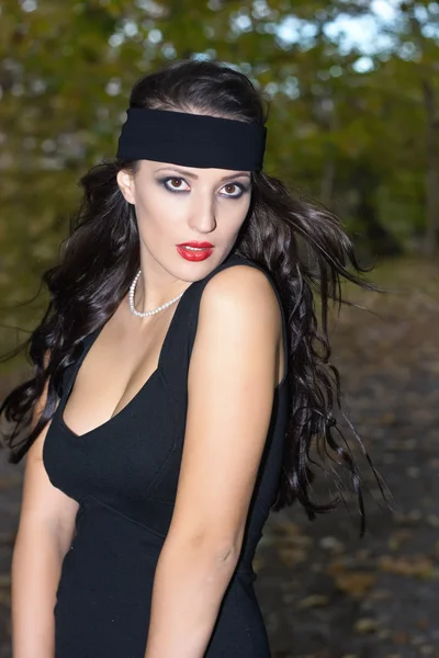 Krásná brunetka s černou čelenku — Stock fotografie