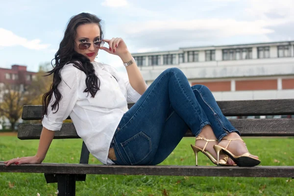 Mujer atractiva en un banco — Foto de Stock