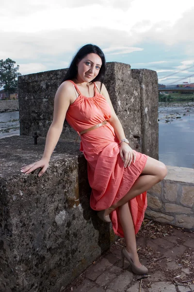 Mujer en la pared —  Fotos de Stock