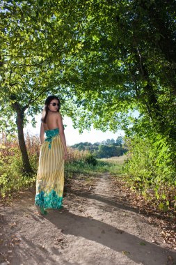 Doğada genç bir kadın