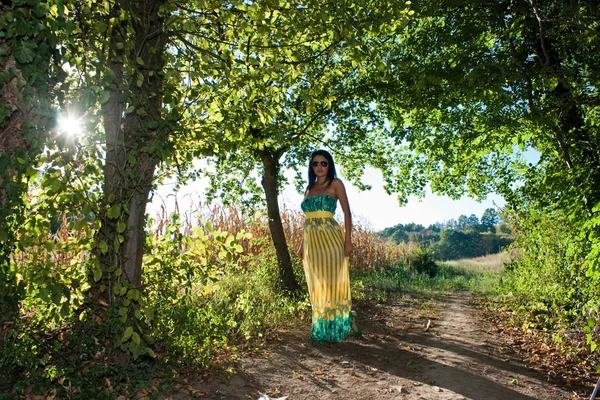 Young woman in nature — Stock Photo, Image