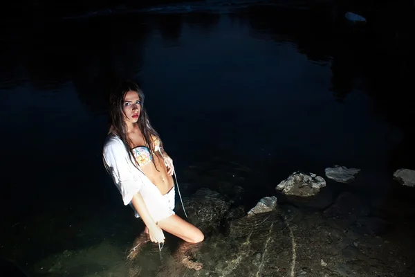 Güzel bir genç kadın nehirde — Stok fotoğraf