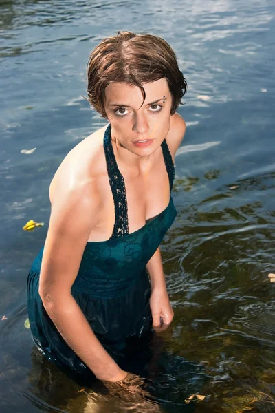 Piękna młoda kobieta w rzece — Zdjęcie stockowe