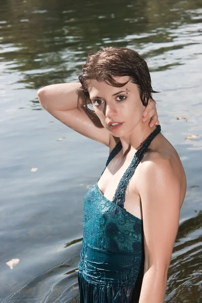 Krásná mladá žena v řece — Stock fotografie