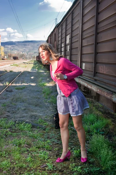 Женщина ждет поезда — стоковое фото