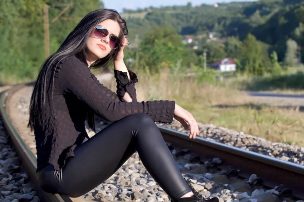 Mulher bonita em trilhos ferroviários — Fotografia de Stock