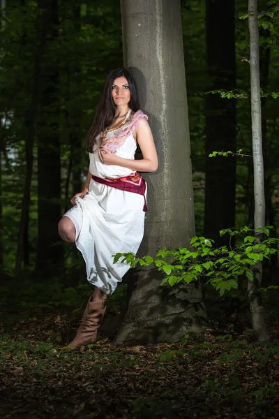 Bir orman zevk içinde genç bir kadın — Stok fotoğraf
