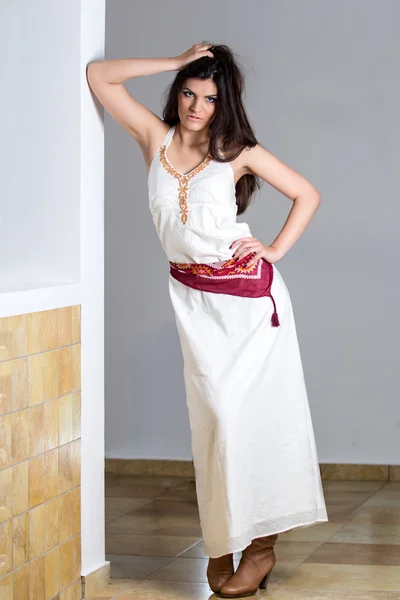 Uzun beyaz bir elbise genç bir kadın — Stok fotoğraf