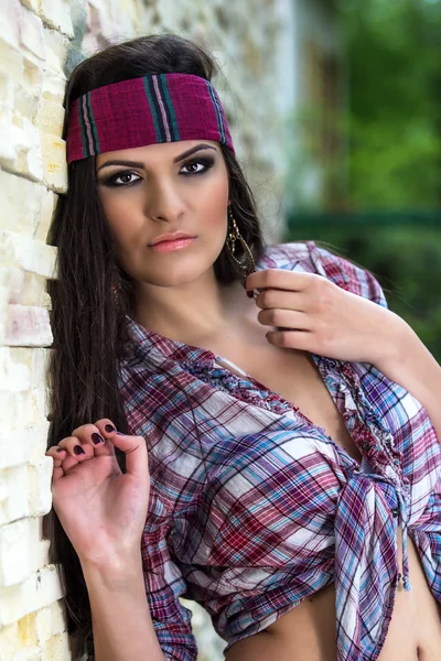 Mulher atraente com headband — Fotografia de Stock