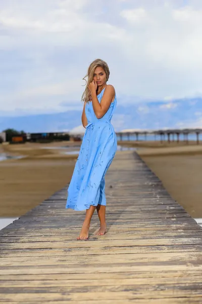 Belle Femme Blonde Dans Une Robe Bleue Posant Sur Une — Photo