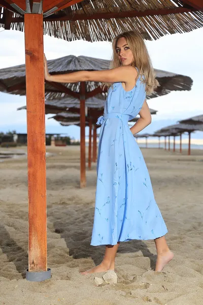 Beautiful Blonde Woman Blue Dress Posing Empty Sea Beach Beautiful — Stock Photo, Image