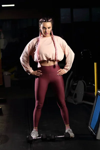 Spor Giyimli Bir Kadın Spor Salonunda Egzersiz Yapıyor — Stok fotoğraf