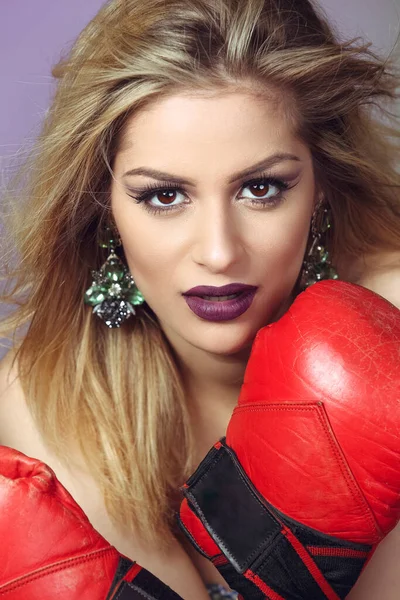 Mulher Bonita Com Maquiagem Posando Com Luvas Boxe Moda Beleza — Fotografia de Stock