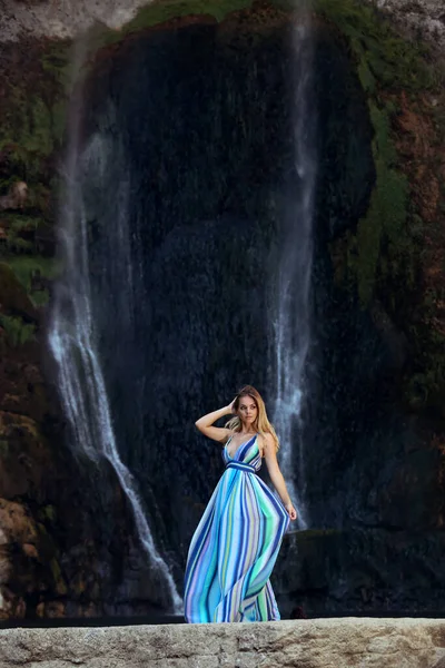 ボスニア ヘルツェゴビナの自然を背景にしたブライハの滝を背景にしたロングドレスの若い美しさ — ストック写真