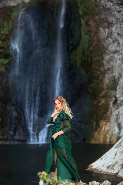 ボスニア ヘルツェゴビナの自然を背景にしたブライハの滝を背景にした長い緑色のドレスの若い美しさ — ストック写真