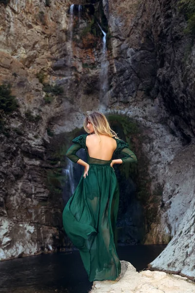 Young Blonde Woman Dress Hat Her Head Bliha Waterfall Nature — Stock Photo, Image