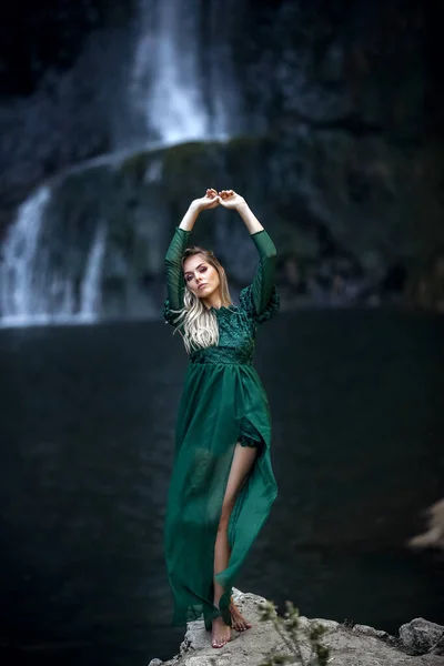 Jeune Beauté Dans Une Longue Robe Verte Sur Fond Cascade — Photo