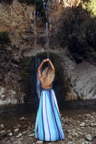 若いブロンドの女性のドレスと帽子で彼女の頭の上にブルーハの滝でボスニア ヘルツェゴビナの自然 — ストック写真