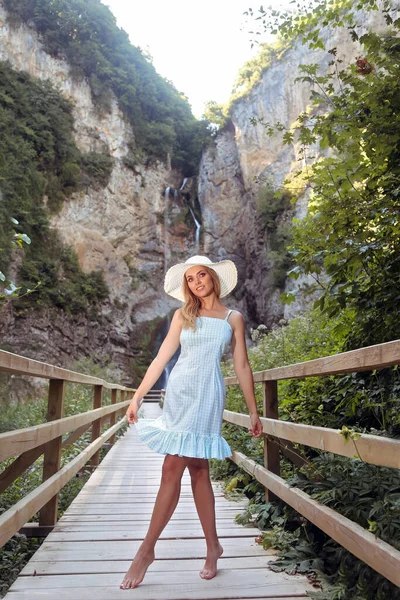 Młoda Blondynka Sukience Kapeluszu Głowie Przy Wodospadzie Bliha Naturze Bośni — Zdjęcie stockowe