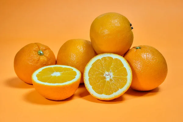 Arance Intere Tagliate Fette Fondo Arancione — Foto Stock
