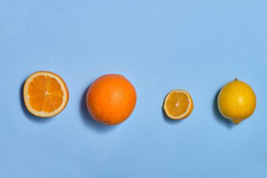 Turuncu ve limon komutları ve tüm mavi arkaplan 