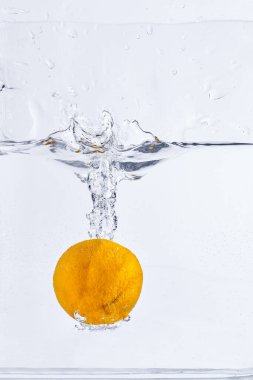 Limonlu su sıçraması, beyaz arka planda izole edilmiş.