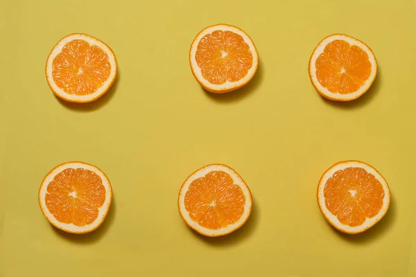 Pomarańczowy Widok Góry Połówkami Dojrzałe Pomarańczowy Żółtym Tle — Zdjęcie stockowe
