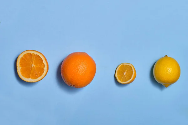 Pomarańczowe Cytrynowe Polecenia Całe Niebieskim Tle — Zdjęcie stockowe