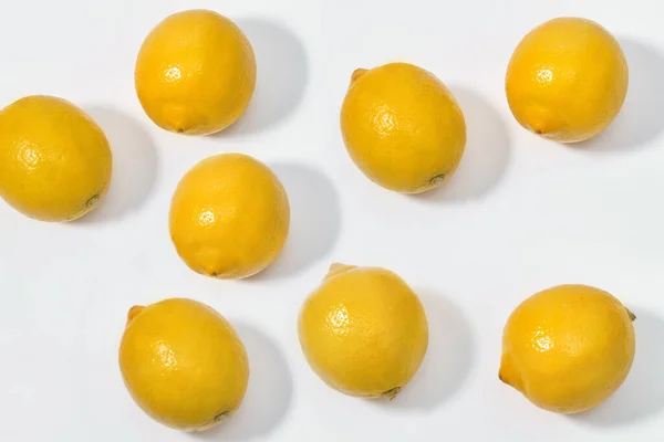 Modello Limoni Gialli Maturi Sfondo Bianco Con Ombre — Foto Stock