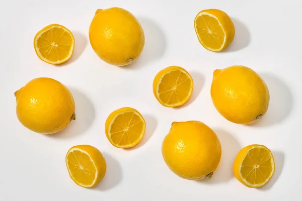 Limone Vista Dall Alto Con Metà Limoni Maturi Interi Sfondo — Foto Stock