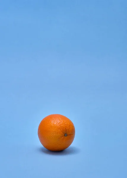 Naranja Grande Fresco Sobre Fondo Azul Claro —  Fotos de Stock