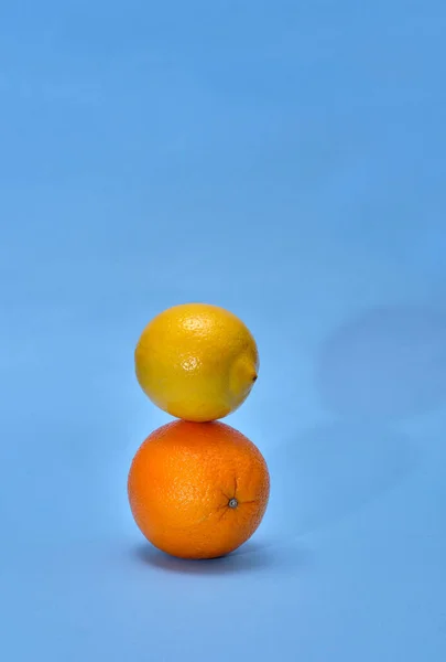 Cytryna Pomarańcza Stoją Sobie Niebieskim Tle — Zdjęcie stockowe