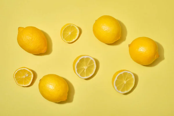 Limone Vista Dall Alto Con Metà Limoni Maturi Interi Sfondo — Foto Stock