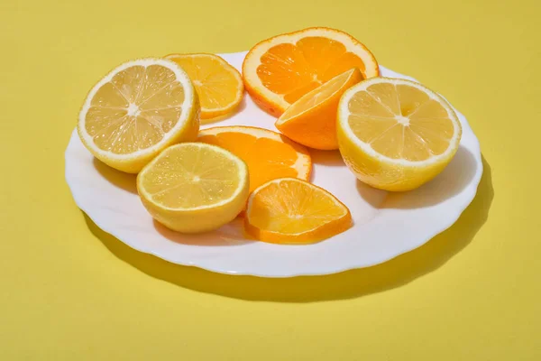 Kawałki Pomarańczy Cytryny Podane Talerzu Żółtym Tle — Zdjęcie stockowe