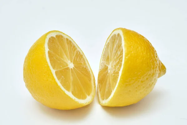 Due Fette Limone Tagliate Metà Fondo Bianco — Foto Stock