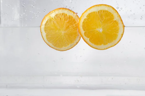 Lemon Plastry Wody Splash Izolowane Białym Tle — Zdjęcie stockowe