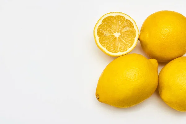 Fette Limone Intere Affettate Fondo Bianco — Foto Stock