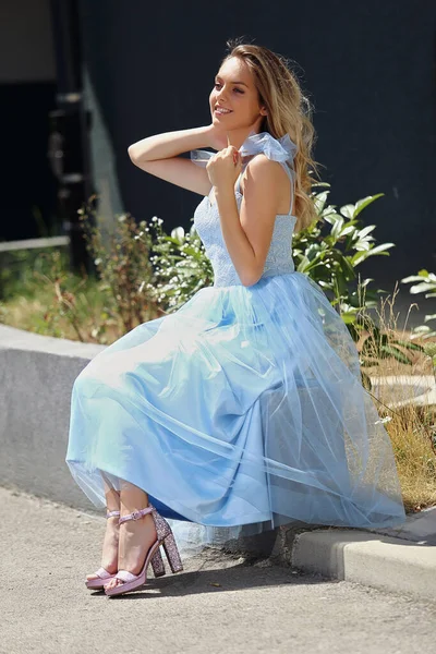 美しいですブロンド女の子で青い夏のドレス歩くと街 — ストック写真