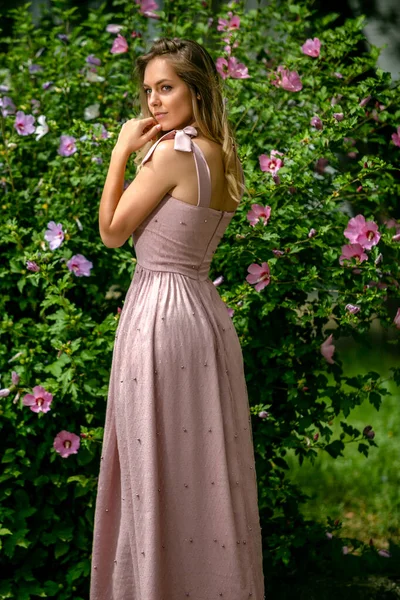 Beautiful Young Girl Summer Dress Enjoys First Days Spring Flowers — Stock Photo, Image