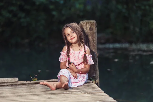 Menina Bonita Vestido Colorido Junto Água Goza Dia Verão — Fotografia de Stock