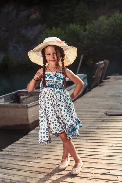 Menina Bonita Vestido Colorido Com Chapéu Cabeça Goza Dia Verão — Fotografia de Stock
