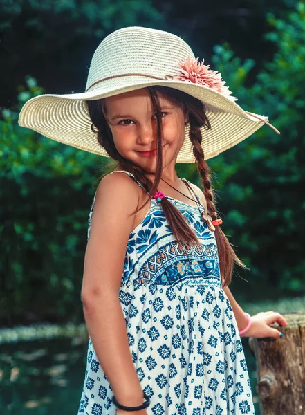 Mooi Klein Meisje Een Kleurrijke Jurk Met Een Hoed Haar — Stockfoto