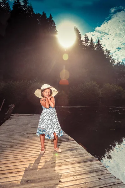 Menina Bonita Vestido Colorido Com Chapéu Cabeça Goza Dia Verão — Fotografia de Stock