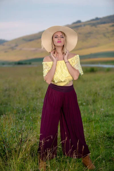 Beautiful Fashion Blonde Girl Hat Her Head Red Wide Pants — ストック写真