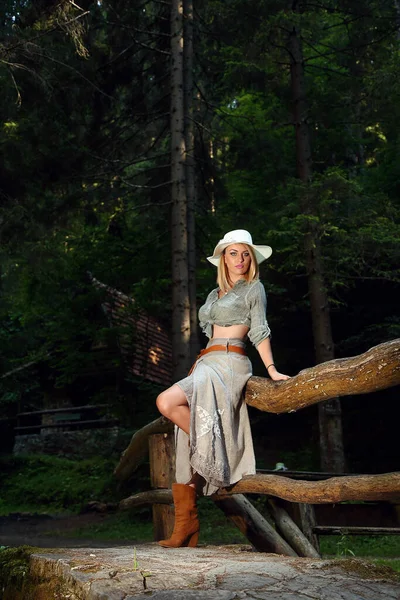 Beautiful Blonde Cowgirl Hat Her Head Green Skirt Sits Leaning — Stock Photo, Image