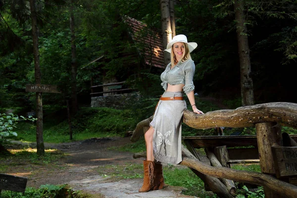 Beautiful Blonde Cowgirl Hat Her Head Green Skirt Sits Leaning — Stockfoto