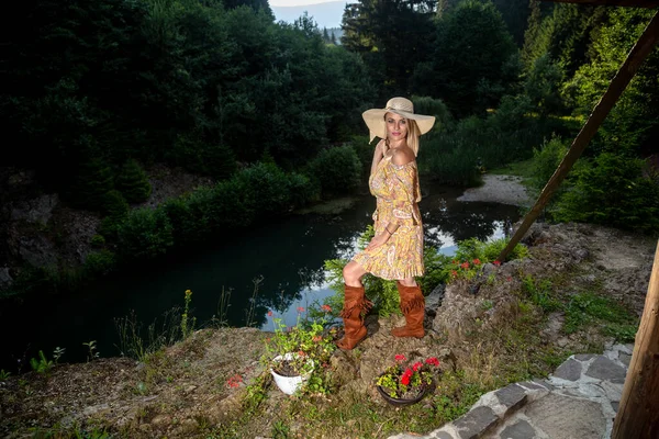 Schöne Blondine Mit Hut Sommerkleid Steht Ufer Des Flusses — Stockfoto