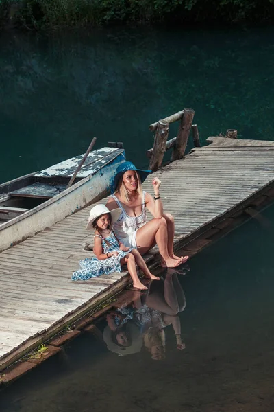 Mutter Und Tochter Sommerkleidern Und Hüten Auf Dem Kopf Genießen — Stockfoto